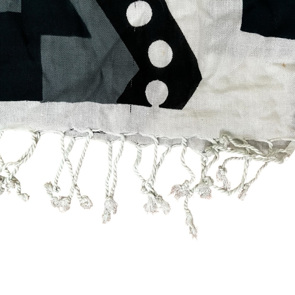 Scarf with geometric gray, black and white pattern - Picture 6 of 6